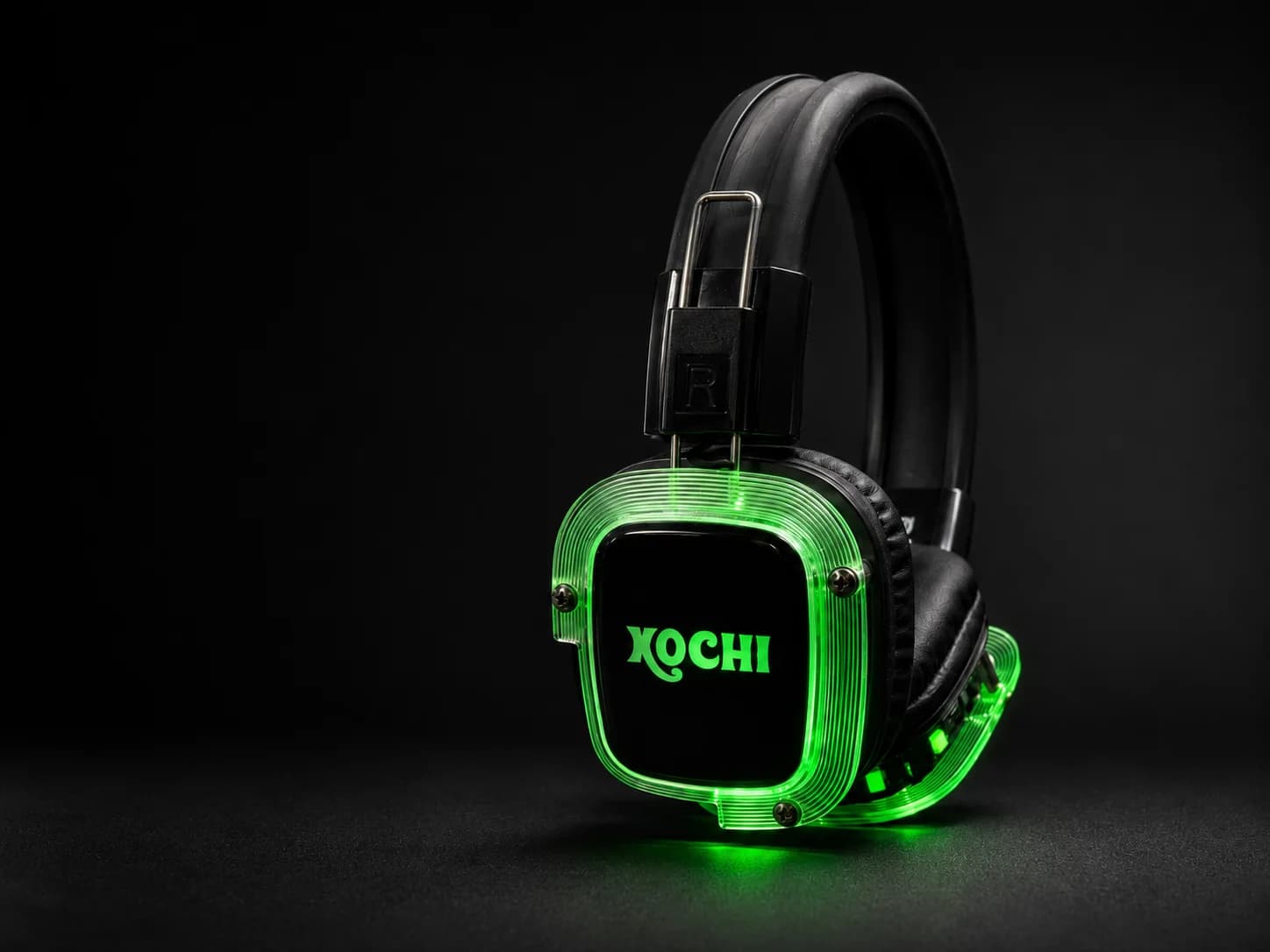 Silent disco koptelefoon met groene led-verlichting en XOCHI-logo