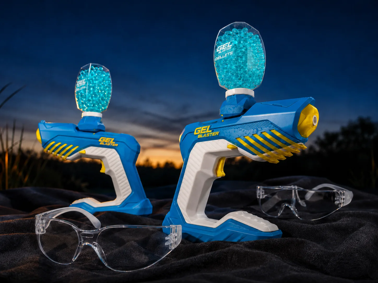 Twee gel blasters met gellets en veiligheidsbrillen bij avondlicht